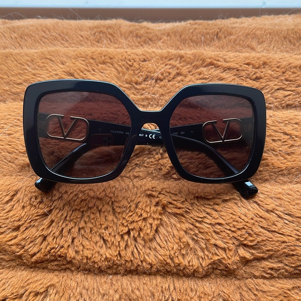 Valentino sunglasses square shape with V logo
